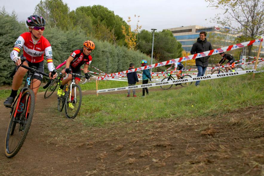 Ciclistas en una curva. VIII Ciclocross Ciudad de Alcobendas – 2019