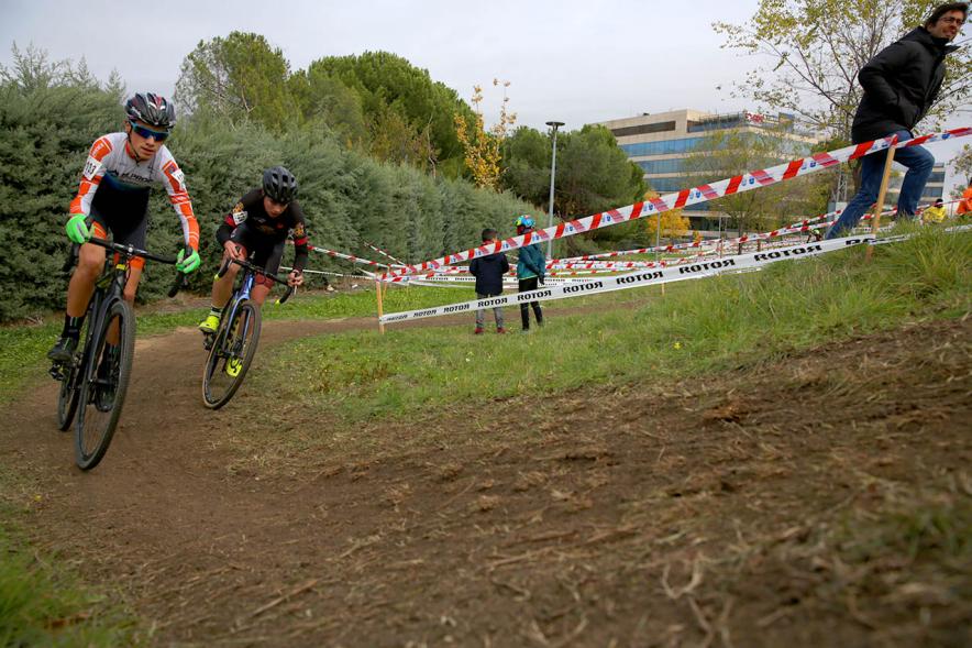  Ciclistas en una curva. VIII Ciclocross Ciudad de Alcobendas – 2019