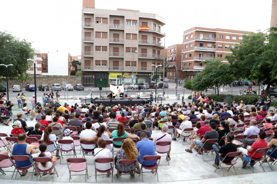 Vista general de los asistentes al teatro de títeres. 