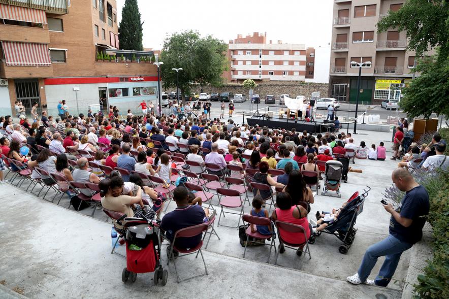 Vista general de los asistentes al teatro de títeres. 