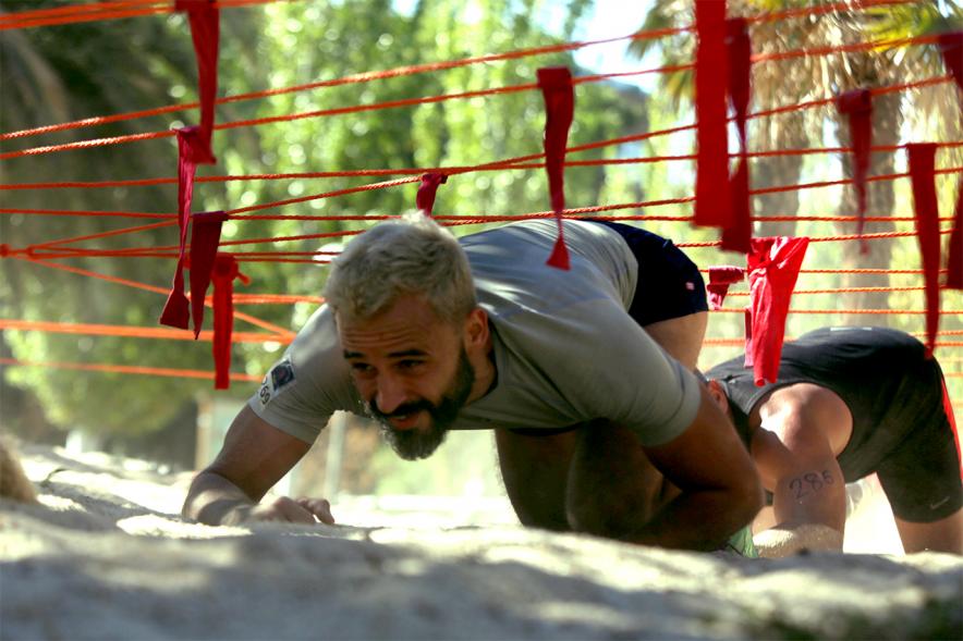 Gladiator Race - Primer plano de un participante reptando.