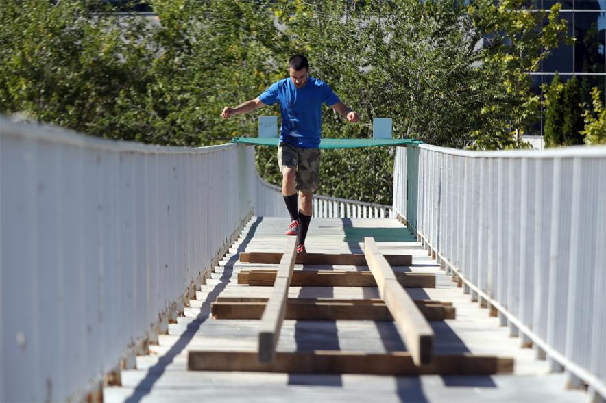 Gladiator Race -   Equilibrio sobre  bloques de madera.