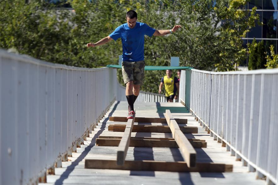 Gladiator Race - Equilibrio sobre  bloques de madera.