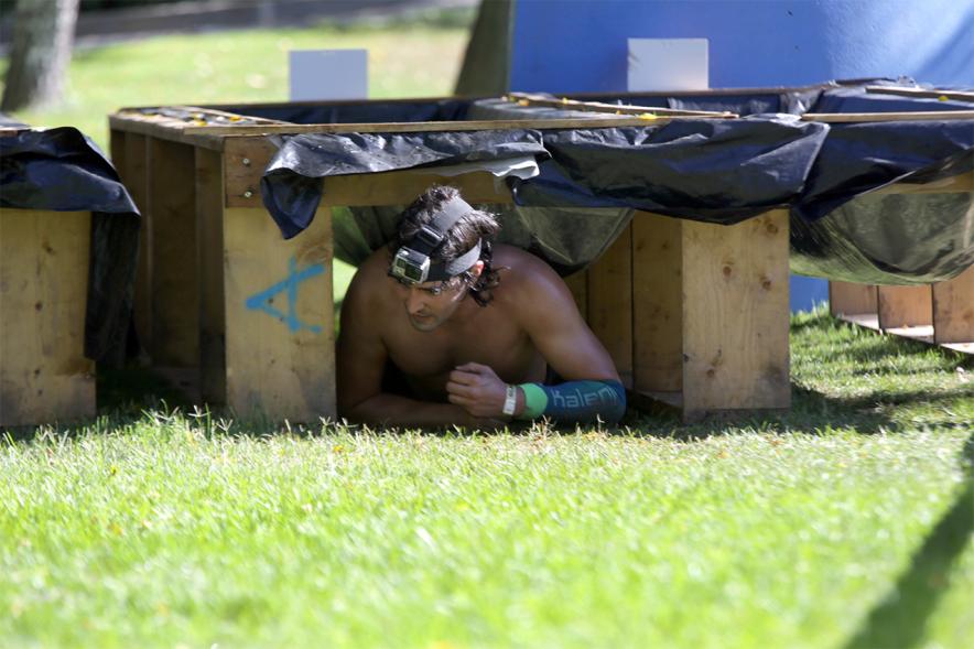 Gladiator Race - Un participante reptando.