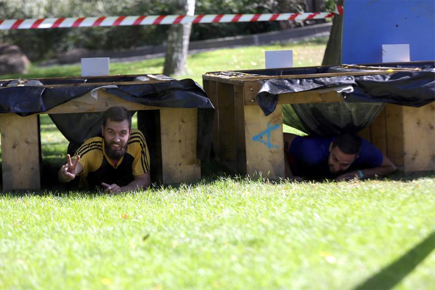 Gladiator Race - Un participante reptando.
