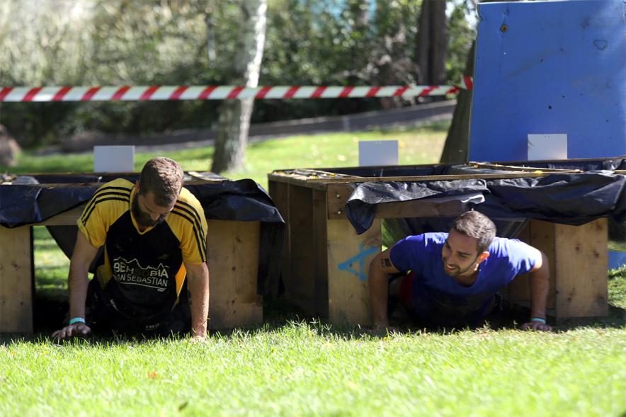 Gladiator Race -Un participante reptando.