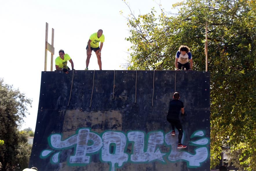Gladiator Race - Los participantes escalando un muro.