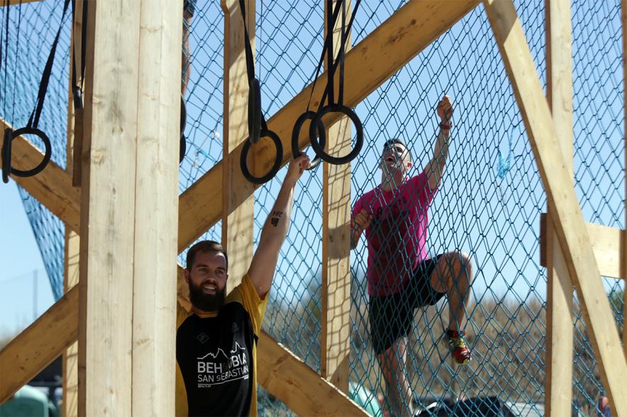 Gladiator Race -  orteando anillas.
