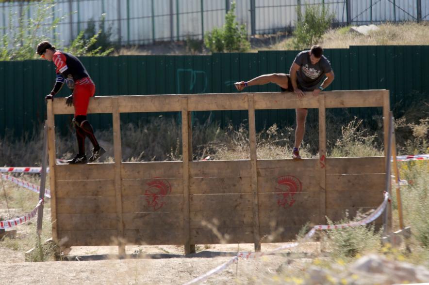 Gladiator Race -  Un muro  de obstáculo.