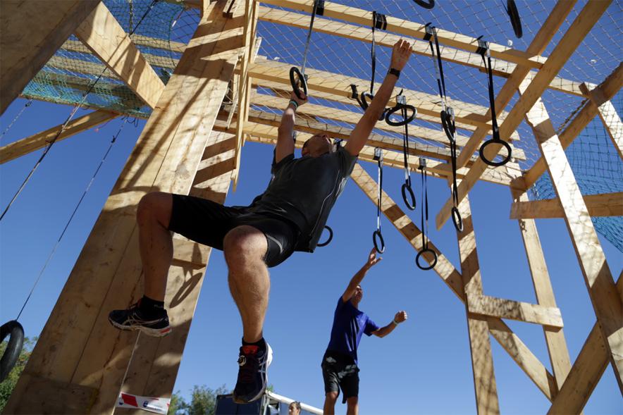 Gladiator Race - Equilibrio sobre anillas.