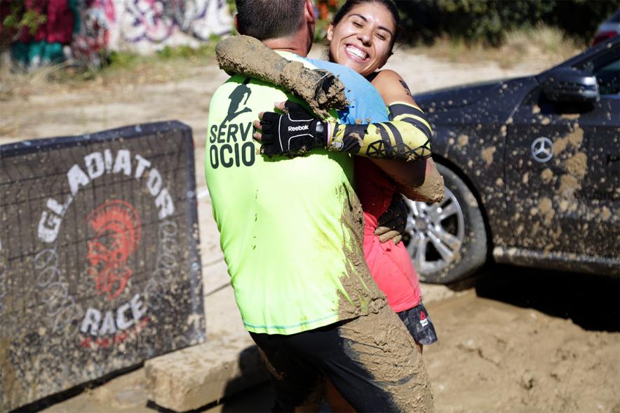 Gladiator Race - Abrazo entre competidores.