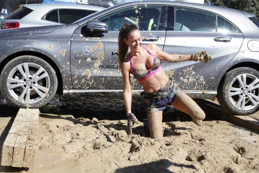 Gladiator Race - Una participante sale al barro.
