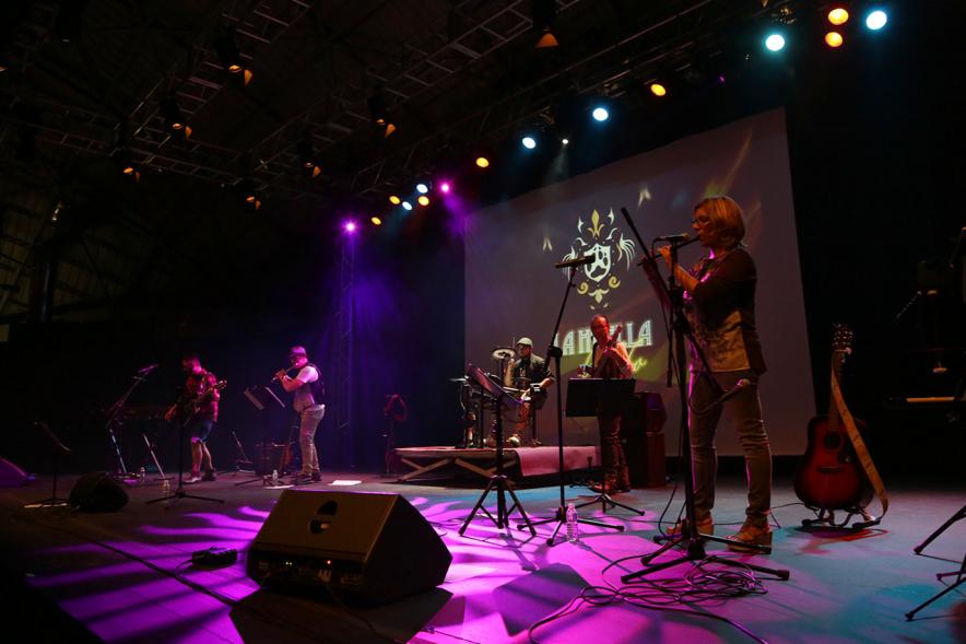 Semana cultural de Asturias: Actuación del grupo folk "La huella del lobo" - Imagen del grupo folk "Huella del Lobo" actuando en el escenario.