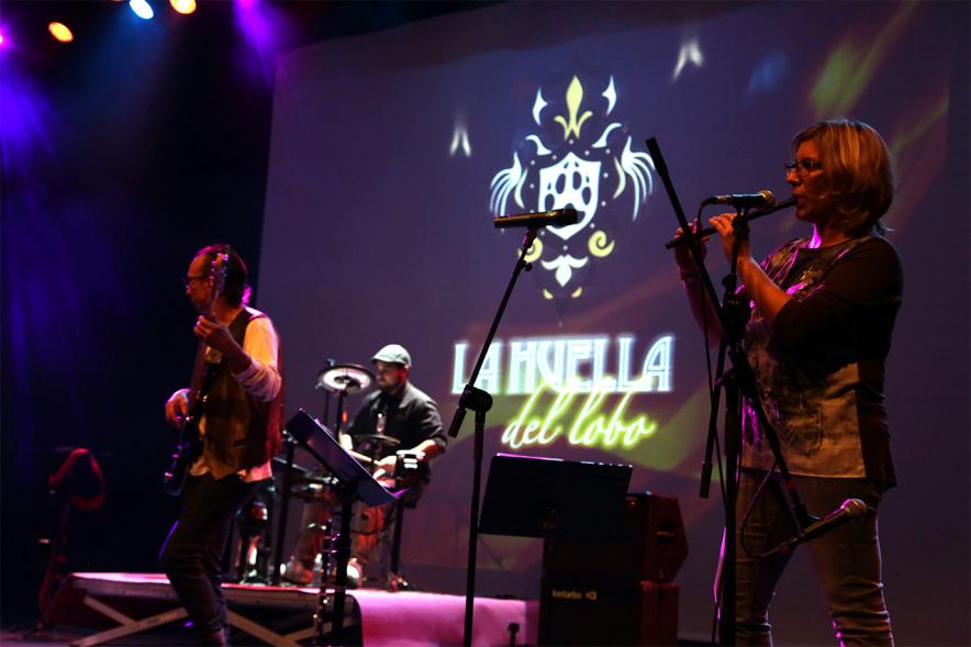 Semana cultural de Asturias: Actuación del grupo folk "La huella del lobo" - Imagen del grupo folk "Huella del Lobo" actuando en el escenario.
