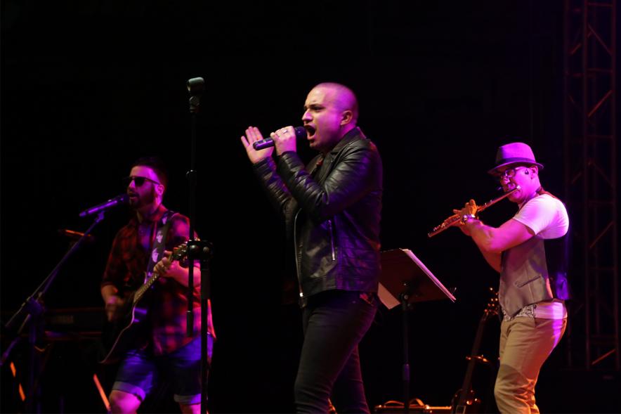 Semana cultural de Asturias: Actuación del grupo folk "La huella del lobo" - Imagen del grupo folk "Huella del Lobo" actuando en el escenario.