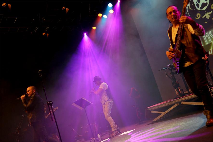 Semana cultural de Asturias: Actuación del grupo folk "La huella del lobo" - Imagen del grupo folk "Huella del Lobo" actuando en el escenario.