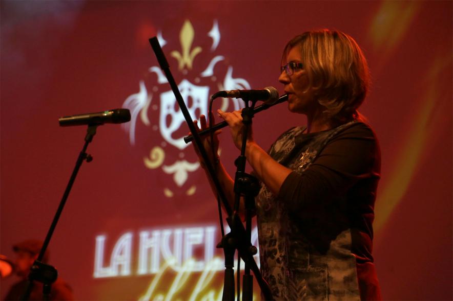 Semana cultural de Asturias: Actuación del grupo folk "La huella del lobo" - Imagen del grupo folk "Huella del Lobo" actuando en el escenario.