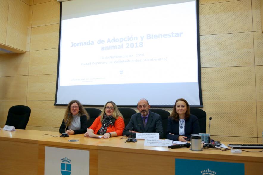 Jornada de Adopción de Mascotas y Bienestar Animal - Imagen de la mesa conferenciante que va a participar en el acto.