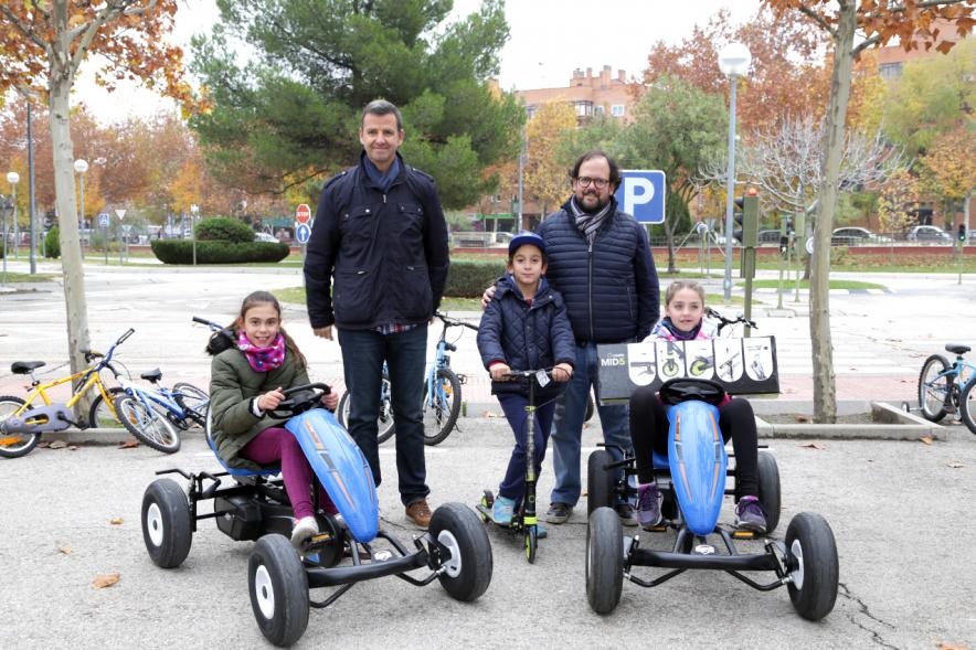 Entrega de Premios Concurso para Escolares sobre Conocimientos de Conducción de Bicicletas - Imagen de miembros del gobierno de Alcobendas con los escolares premiados.