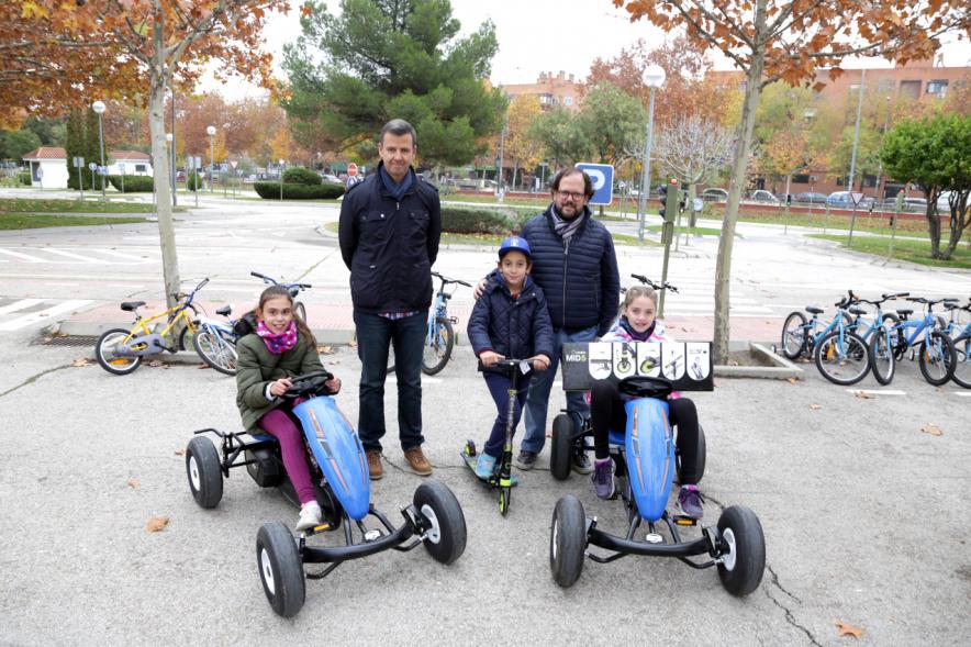 Entrega de Premios Concurso para Escolares sobre Conocimientos de Conducción de Bicicletas - Imagen de miembros del gobierno de Alcobendas con los escolares premiados.