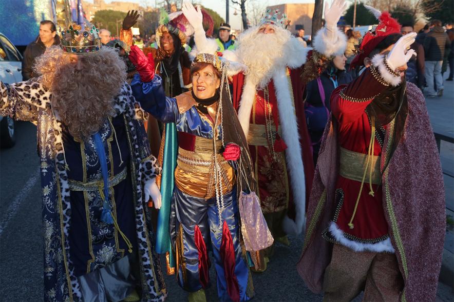 Cabalgata de Reyes 2019 - Imagen del Rey Gaspar y su paje caminando entre el público.