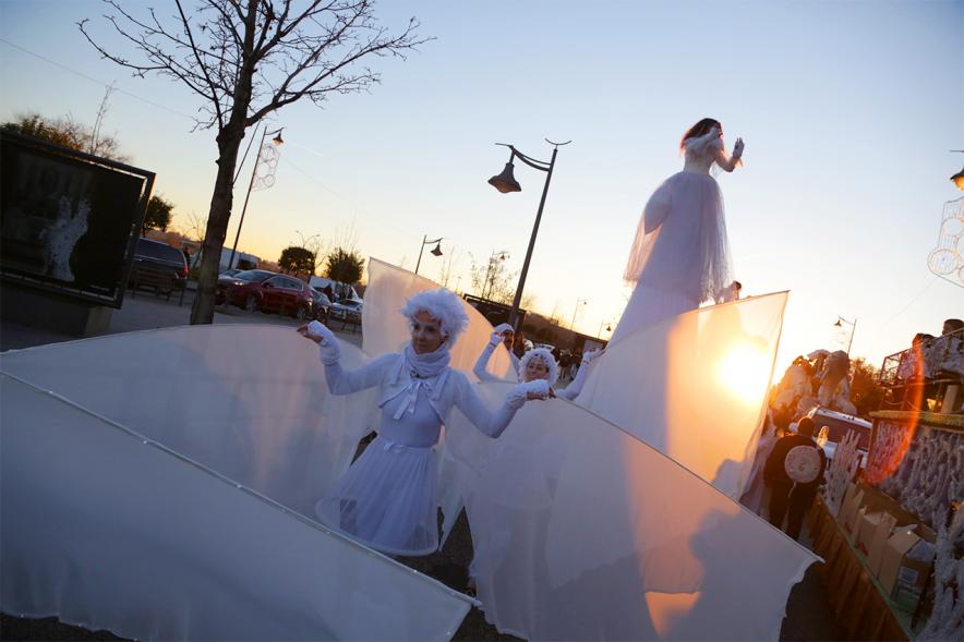 Cabalgata de Reyes 2019 - Imagen de personas disfrazadas que participan en el desfile.