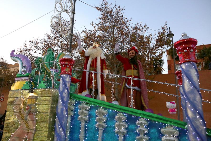 Cabalgata de Reyes 2019 - Imagen del Rey Melchor en su carroza y acompañado de un paje.