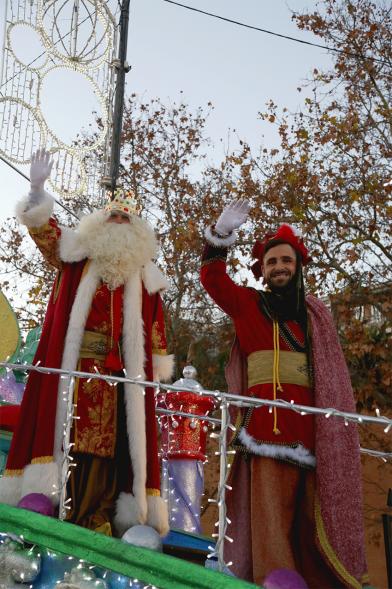 Cabalgata de Reyes 2019 - Imagen del Rey Melchor en su carroza y acompañado de un paje.