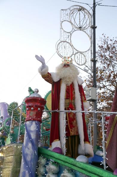 Cabalgata de Reyes 2019 - Imagen del Rey Melchor en su carroza saludando al público asistente.
