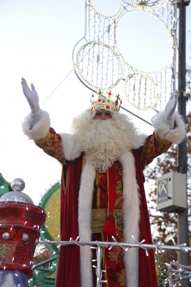 Cabalgata de Reyes 2019 - Imagen del Rey Melchor en su carroza saludando al público asistente.