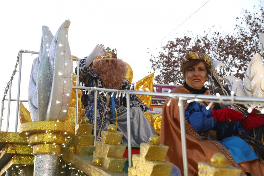 Cabalgata de Reyes 2019 - Imagen del Rey Gaspar en su carroza y acompañada de una paje.