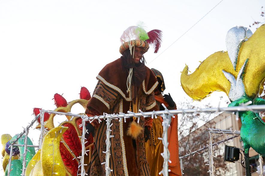 Cabalgata de Reyes 2019 - Imagen del Rey Baltasar acompañado de una paje en su carroza.
