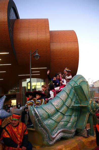 Cabalgata de Reyes 2019 - Imagen de una carroza que participa en la Cabalgata y con niños disfrazados.