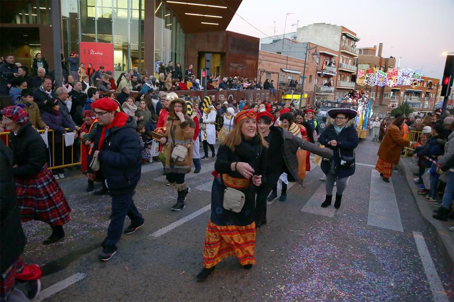 Cabalgata de Reyes 2019 - Imagen de personas disfrazadas que participan en el desfile.