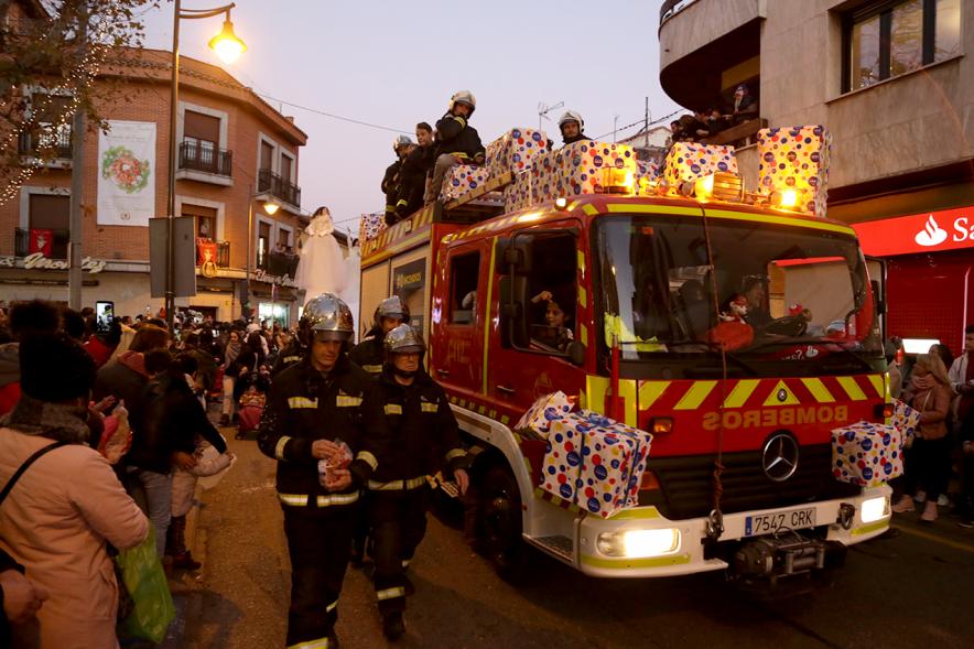 Cabalgata de Reyes 2019 - Imagen del camión de los bomberos que participa en el desfile y lleva a niños subidos en la parte de arriba.