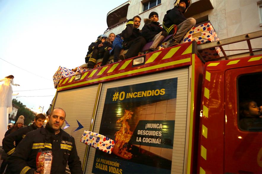 Cabalgata de Reyes 2019 - Imagen del camión de los bomberos que participa en el desfile y lleva a niños subidos en la parte de arriba.