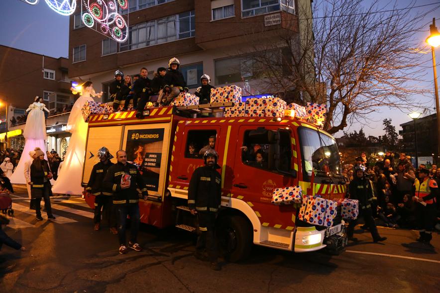 Cabalgata de Reyes 2019 - Imagen del camión de los bomberos que participa en el desfile y lleva a niños subidos en la parte de arriba.