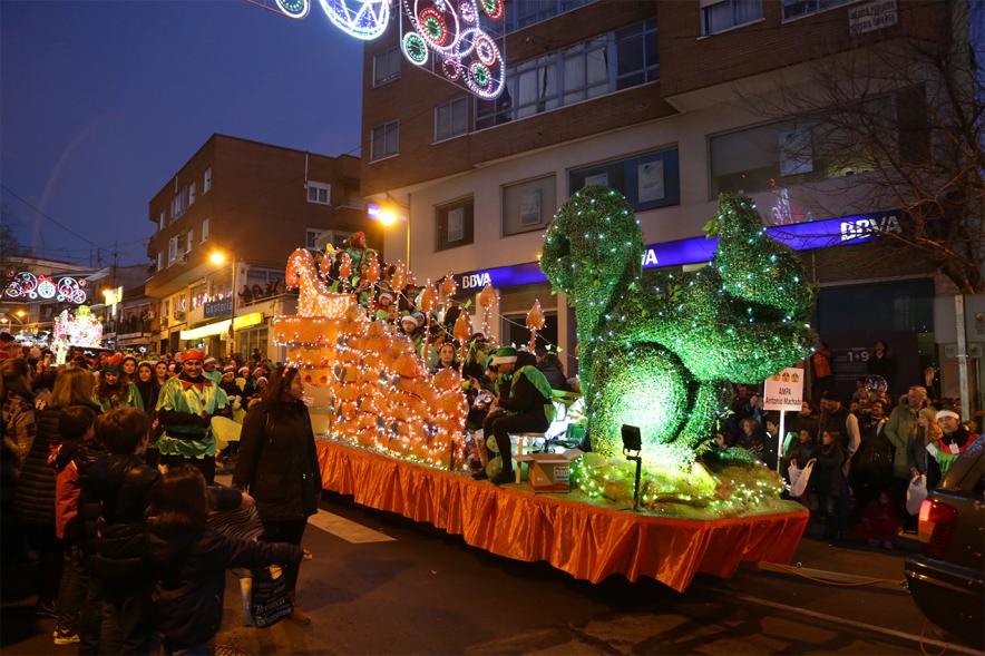 Cabalgata de Reyes 2019 - Imagen de una carroza que participa en la Cabalgata y con personas disfrazadas.