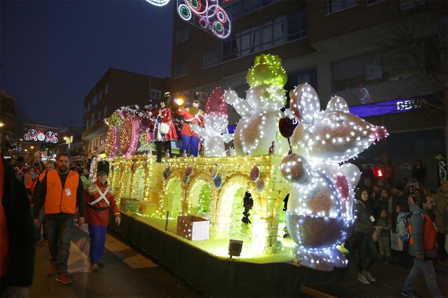 Cabalgata de Reyes 2019 - Imagen de una carroza que participa en la Cabalgata y con personas disfrazadas.