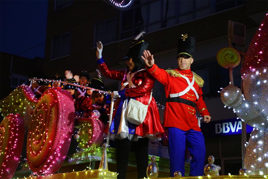 Cabalgata de Reyes 2019 - Imagen de personas disfrazadas que van en una carroza.