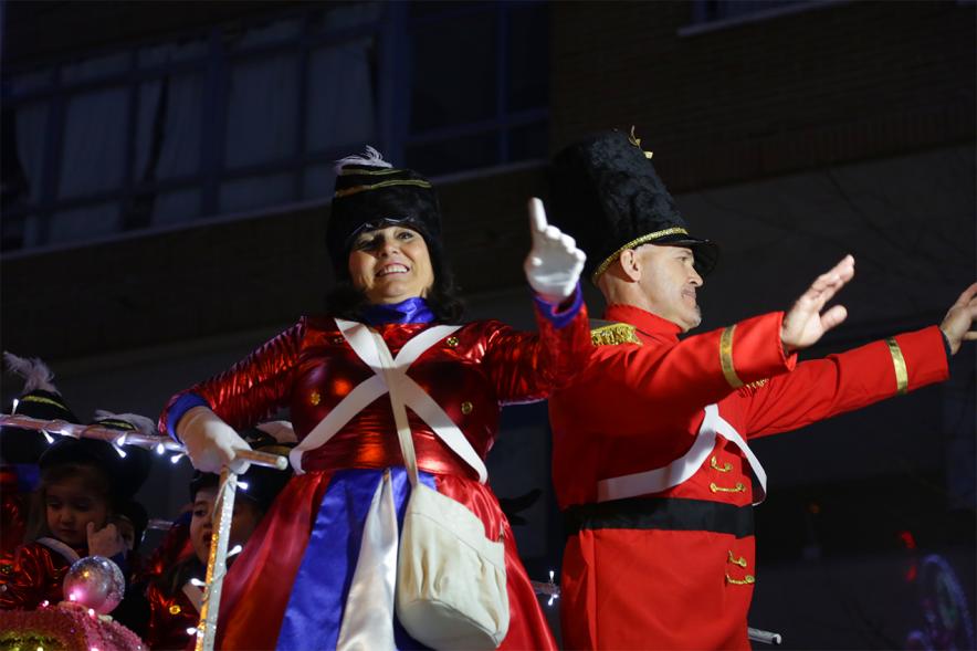 Cabalgata de Reyes 2019 - Imagen de personas disfrazadas que van en una carroza.