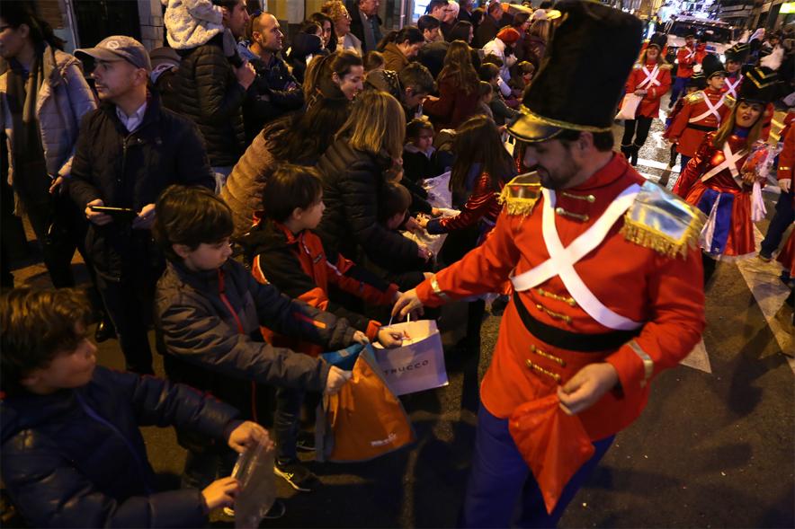 Cabalgata de Reyes 2019 - Imagen de las personas disfrazadas que participan en el desfile repartiendo caramelos entre los niños asistentes.