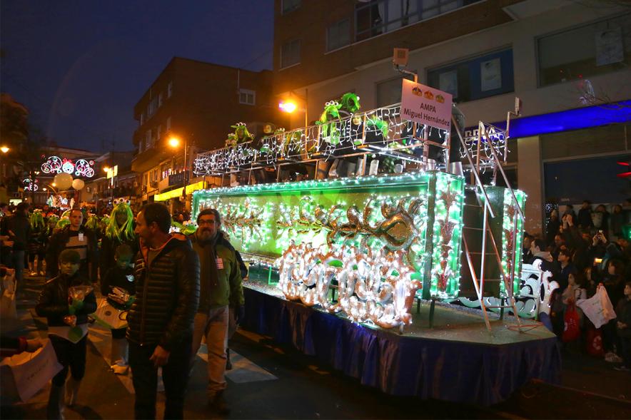 Cabalgata de Reyes 2019 -  Imagen de una carroza que participa en la Cabalgata y con personas disfrazadas.