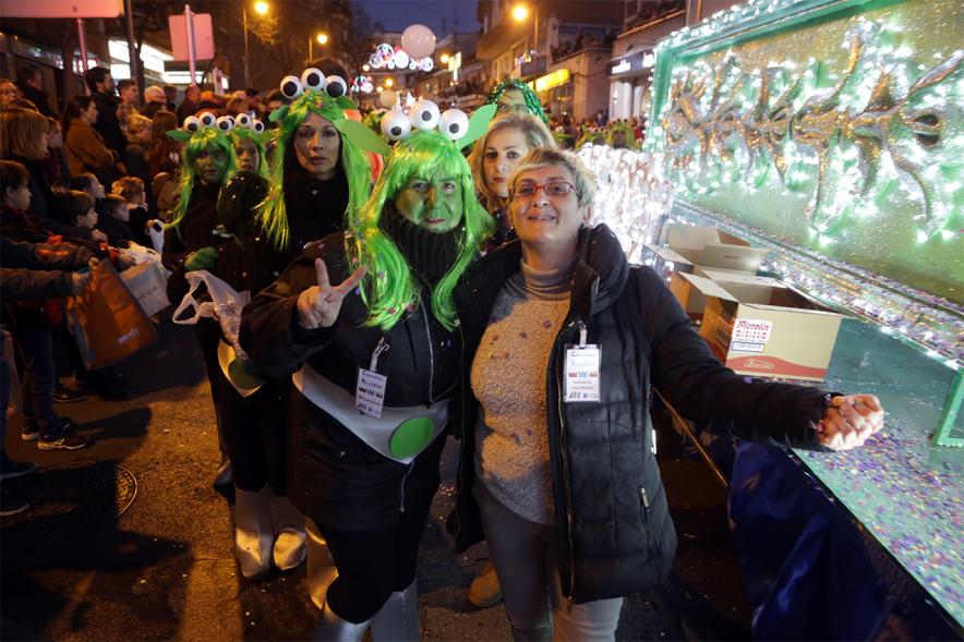 Cabalgata de Reyes 2019 -  Imagen de personas disfrazadas que participan en el desfile y van acompañando a una carroza.