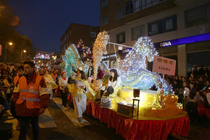 Cabalgata de Reyes 2019 - Imagen de personas disfrazadas que participan en el desfile y van acompañando a una carroza.