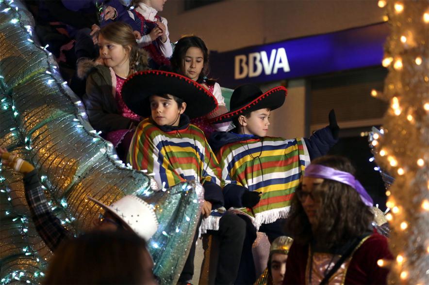 Cabalgata de Reyes 2019 - Imagen de una carroza que participa en la Cabalgata y con niños disfrazados.