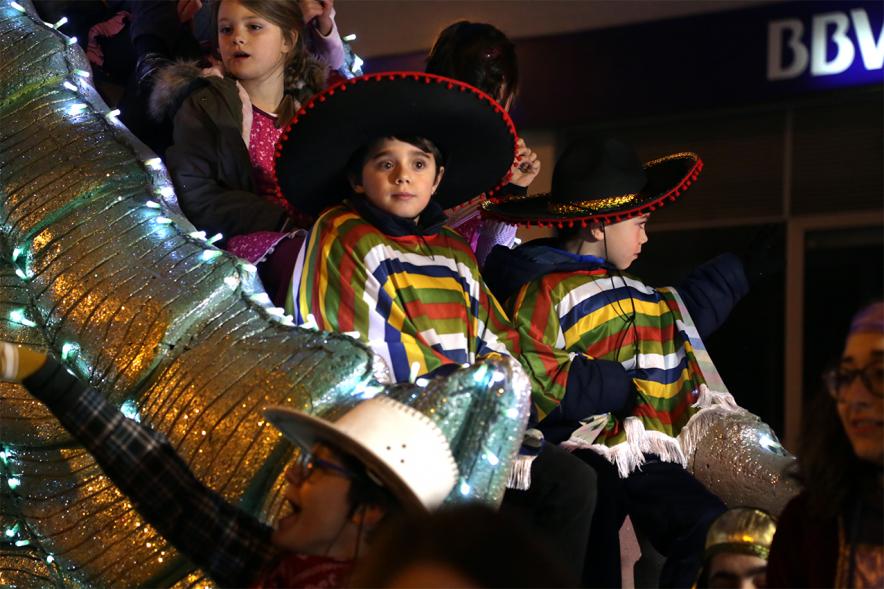 Cabalgata de Reyes 2019 - Imagen de una carroza que participa en la Cabalgata y con niños disfrazados.