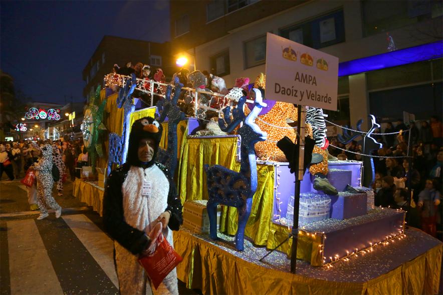 Cabalgata de Reyes 2019 - Imagen de una carroza que participa en la Cabalgata y con personas disfrazadas.