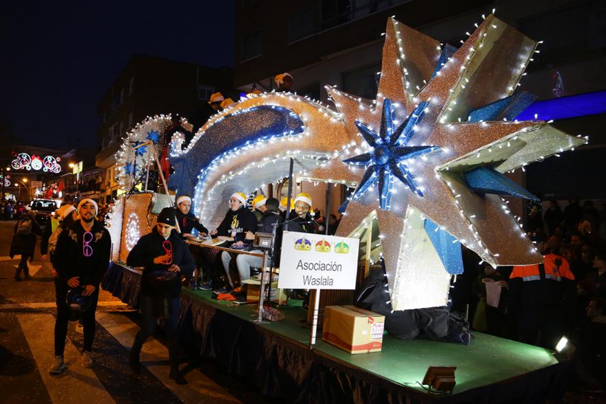 Cabalgata de Reyes 2019 - Imagen de personas disfrazadas que participan en el desfile y van acompañando a una carroza.