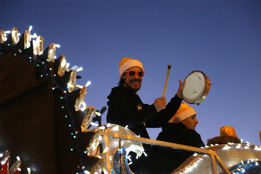 Cabalgata de Reyes 2019 - Imagen de persona disfrazada que va en una carroza tocando un instrumento musical. 